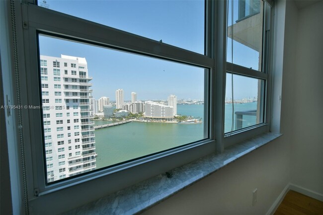 Building Photo - 1155 Brickell Bay Dr