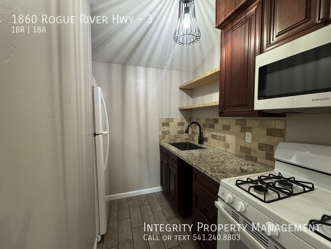 Building Photo - 1860 Rogue River Hwy