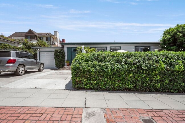 Building Photo - 643 Nautilus St