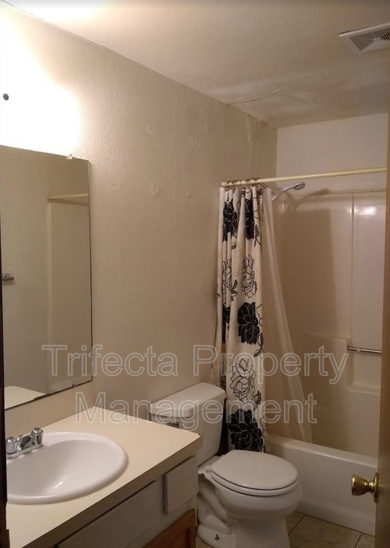 Building Photo - 4955 Basswood Dr