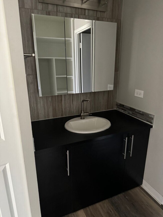 Building Photo - High Rise Condo off 9th and Colorado Blvd