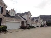 Building Photo - 3211 Holly Crossing Dr