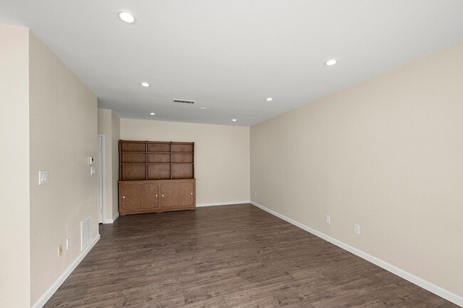 Building Photo - Spacious 4-Bedroom 2.5-Bathroom Townhome 50% Off 1st Month!