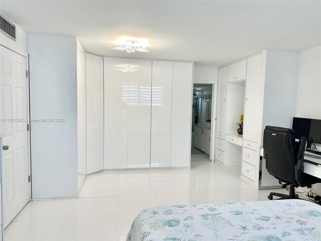 Building Photo - 4000 NE 170th St