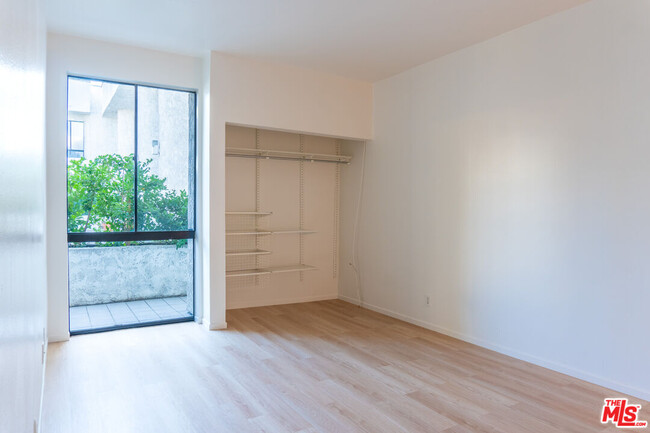 Building Photo - 10861 Moorpark St