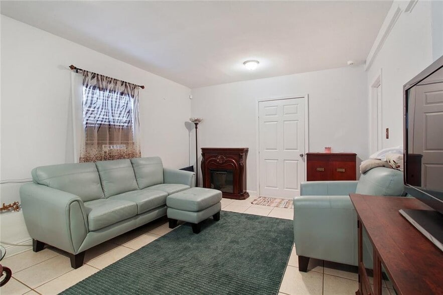 Living Room - 4224 Walmsley Ave