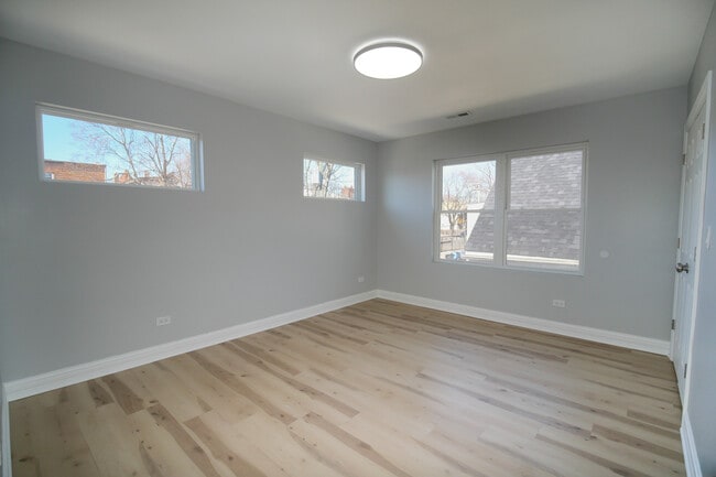 Building Photo - 836 N Parkside Ave