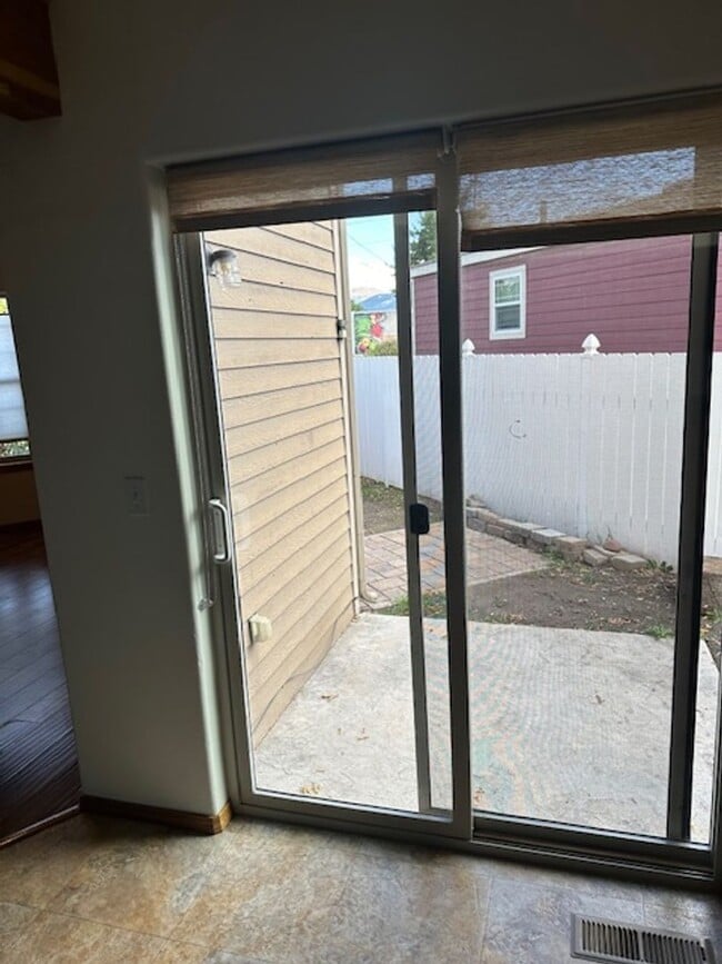 Building Photo - 3 bedroom Upscale home Mid town