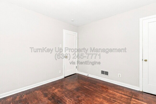 Building Photo - 10175 Cloverdale Dr