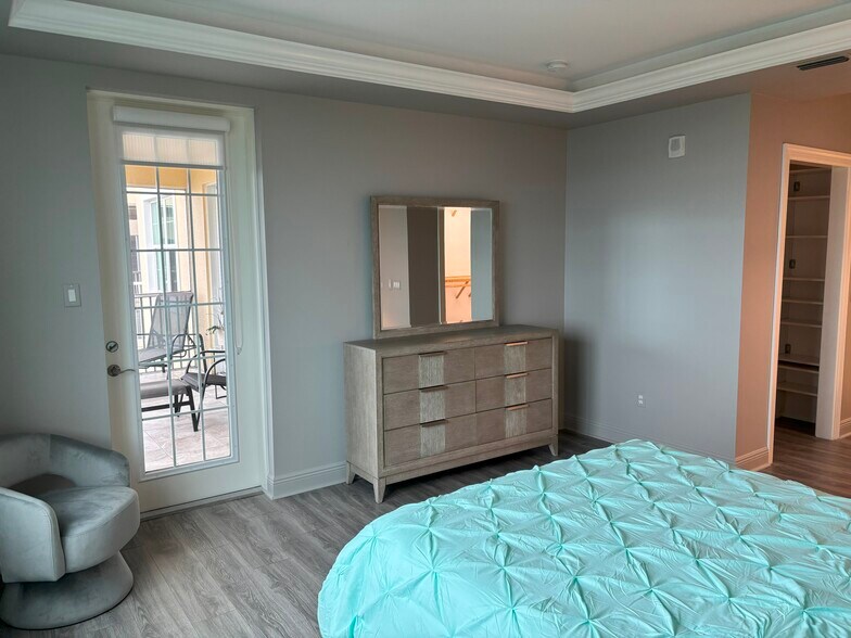 Main Bedroom - 260 Hidden Bay Dr