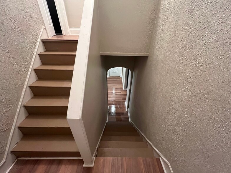 Building Photo - 2518 Hermansau St