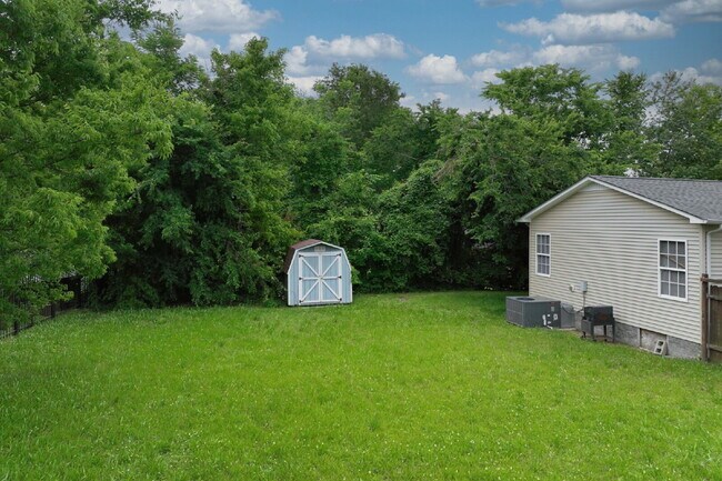Building Photo - Springfield Gem! 3BR/2BA with Big Yard, St...