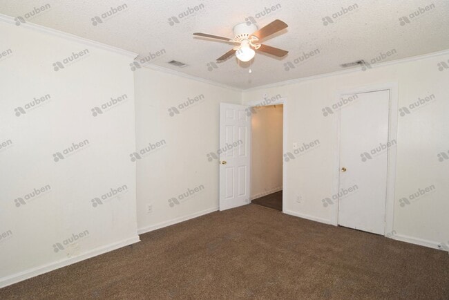 Building Photo - 2 Bedroom Duplex For Lease
