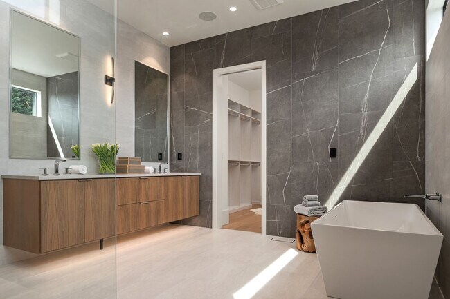 Building Photo - 7Bd/6Ba Bellevue Home