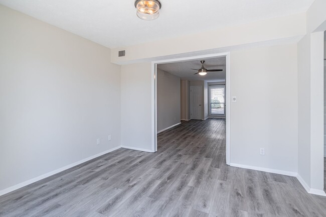 Building Photo - Renovated 2 bedroom Condo in gated Roswell...