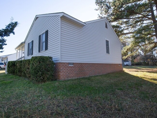 Building Photo - Updated Chesterfield 3BR with Large Yard