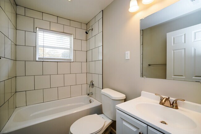 Building Photo - 1670 Dundee Pl