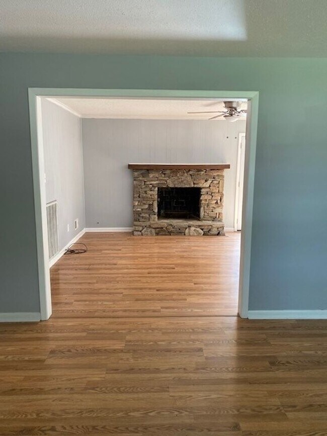 Building Photo - Brick Ranch Home in Pine Valley