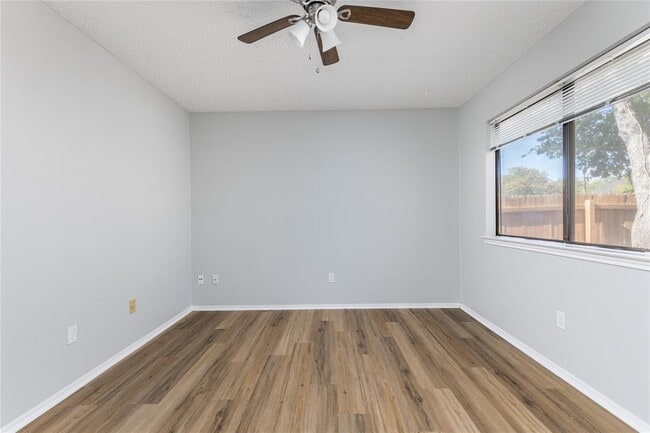 Building Photo - 1803 Heatherglen Ln