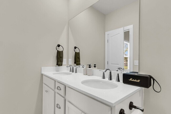 Building Photo - Beautiful 4-Bedroom, 3.5-Bathroom Townhome...