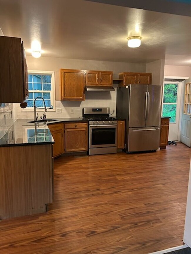 Building Photo - 3 bedroom 3 bathroom