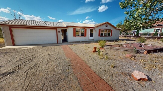 Building Photo - Unfurnished 2 bedroom home with large yard