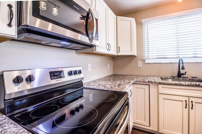 Building Photo - Pet Friendly, Renovated Home in Fox School District