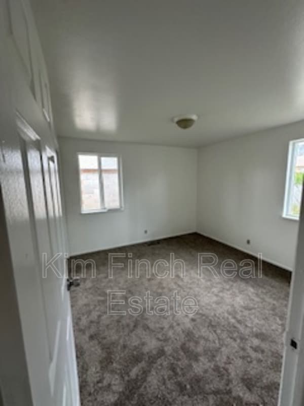 Building Photo - 826 750 W