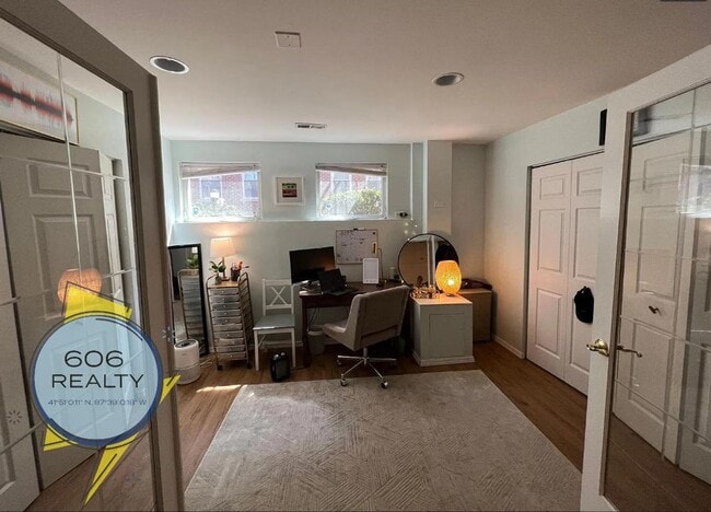 Building Photo - Beautiful, Single Family Townhome, Great L...