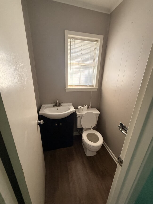 Building Photo - 200 S Birch St