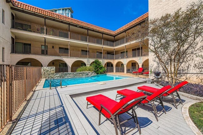 Building Photo - 505 W 7th St