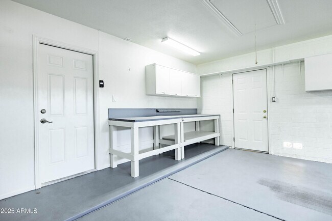 Building Photo - 2547 W Naranja Ave