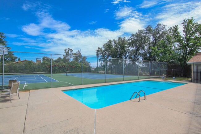 Building Photo - 2 Bedroom Condo for Rent in Redding CA with Pool, Tennis Courts, Garage | The Bluffs