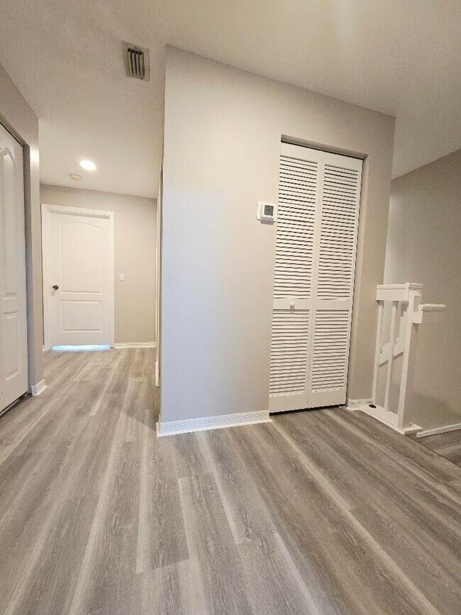 Building Photo - 329 River Bluff Ln