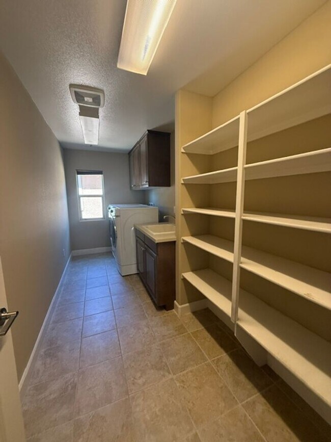 Building Photo - Model Home in desirable Moorpark Highlands!