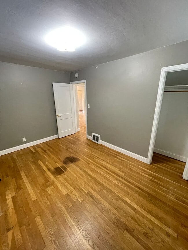 Building Photo - AVAILABLE AUGUST 15th - 2 Bed, 1 Bath With...