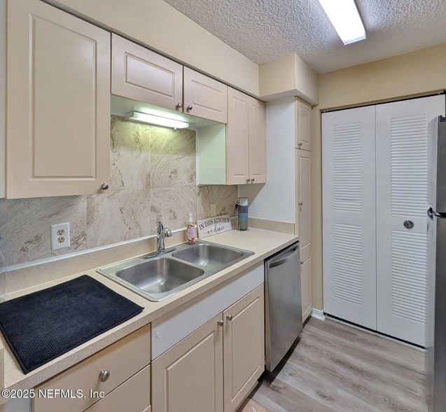 Building Photo - 10200 Belle Rive Blvd