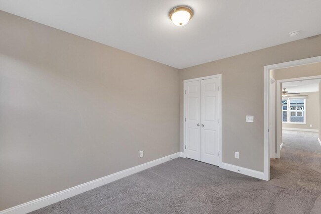 Building Photo - 3 BR close to Stone Bay!