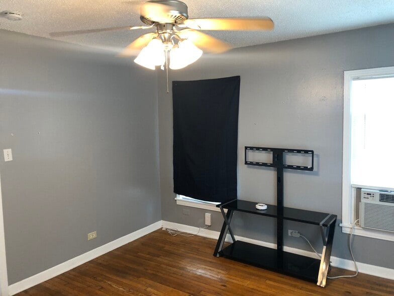 Building Photo - 136 W Ridgewood Ct