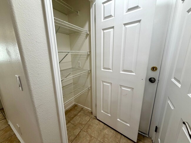 Building Photo - 3 be 2 bath Beautifully Updated Home in Gated Community