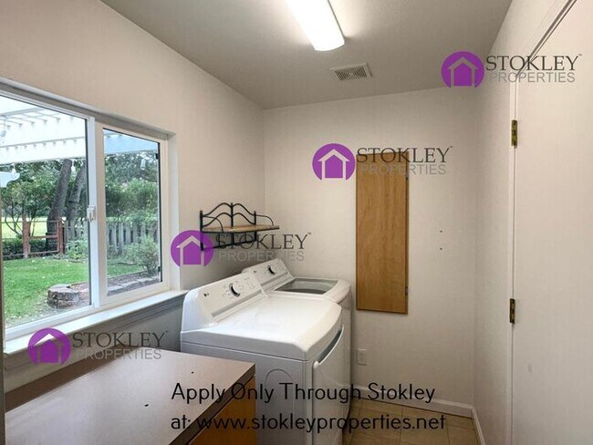 Building Photo - 158 Cameo Dr
