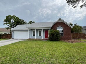 Building Photo - Discover this well-maintained 3-bedroom, 2-bath home in Carriage Hills