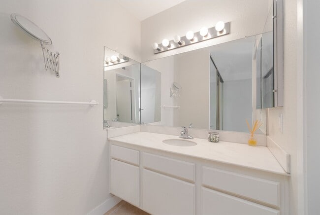 Building Photo - Gorgeous 2 Bedroom Townhouse in the Heart of Mira Mesa!