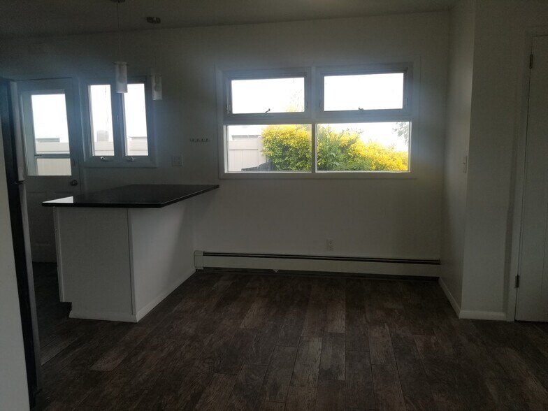 Dining Room/Eat In Kitchen - 456 Lincoln Blvd