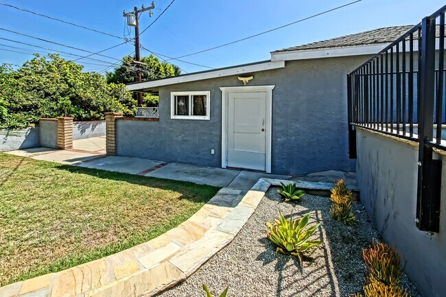 Building Photo - 2809 Carlsbad St