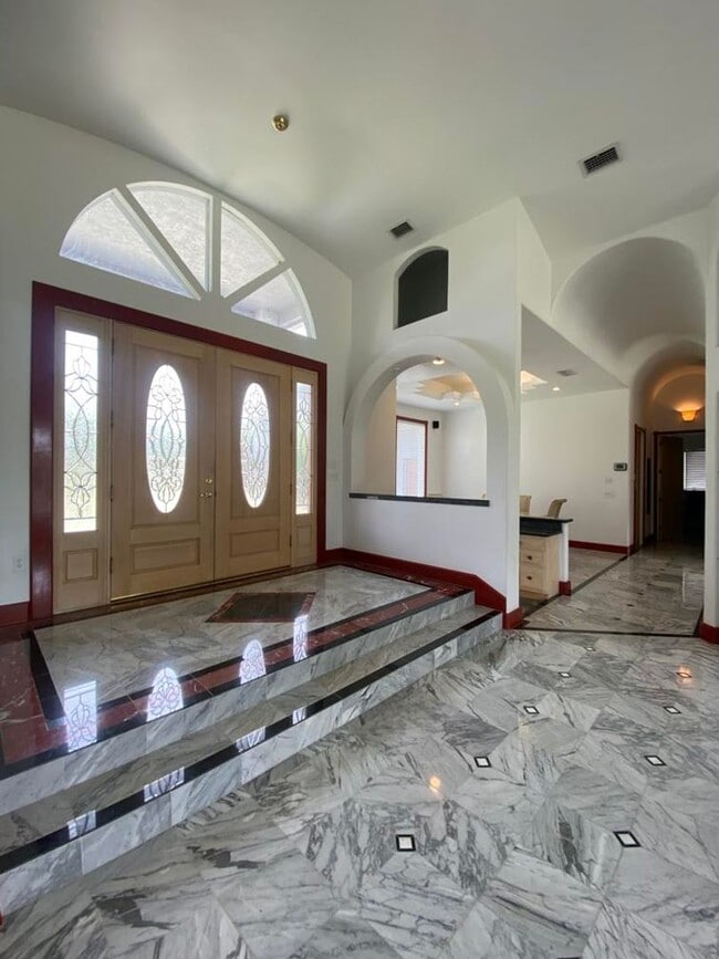 Building Photo - Spacious 3/2 with In-Law Suite