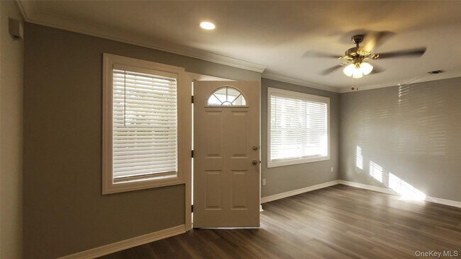 Building Photo - 81 Secatogue Ave