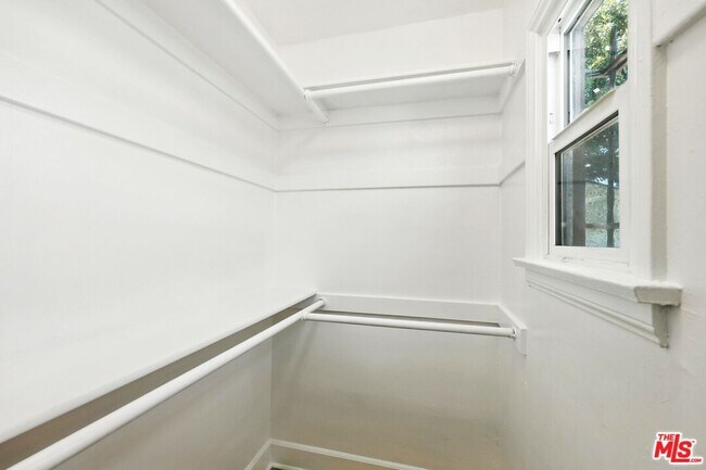 Building Photo - 8853 S Halldale Ave