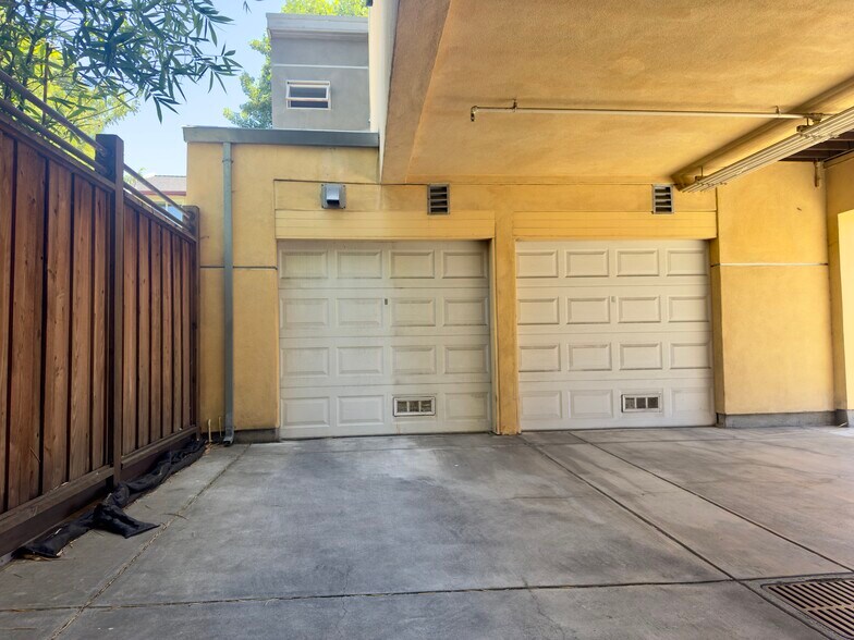 Building Photo - 3904 Ruby St