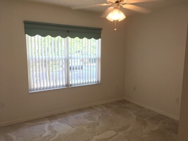 Building Photo - Ground floor Condo off Universiy